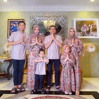 Bersama keluarganya, Aurel Hermansyah kompak menggunakan busana senada untuk menyambut hari raya Idul Fitri di rumahnya. Foto: Instagram @azriel_hermansyah