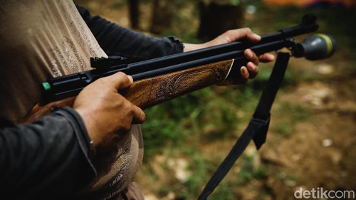 Warga di kawasan Ibu Kota punya cara unik nan inovatif saat memancing ikan. Mereka memodifikasi senapan angin agar dapat digunakan untuk memancing.