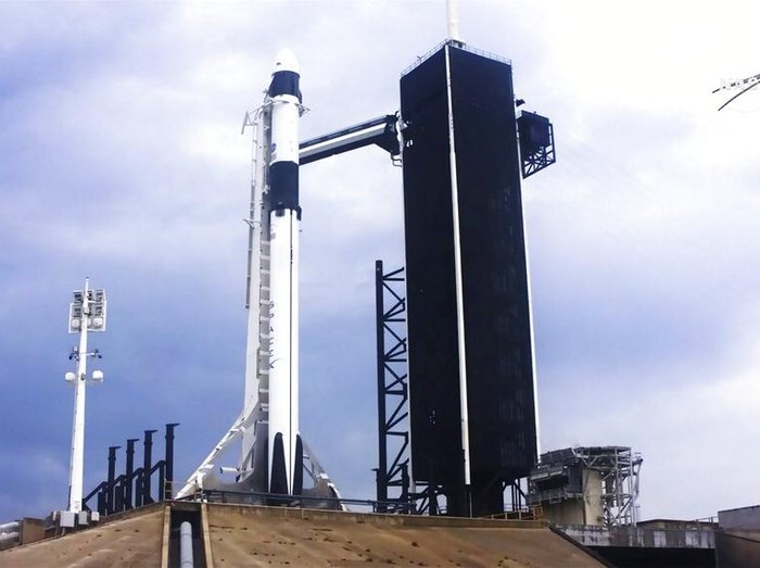 NASA dan SpaceX menunda peluncuran roket yang membawa dua astronaut dari Amerika Serikat ke ISS. Cuaca buruk menjadi penyebab penundaan peluncuran.