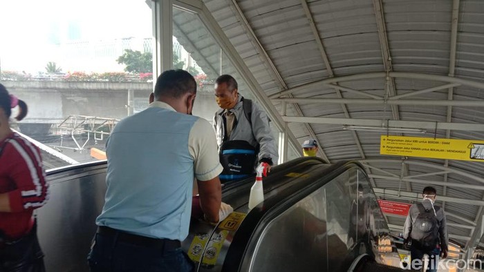Suasana di Stasiun KRL
