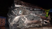 Beberapa bagian kaca mobil pecah.