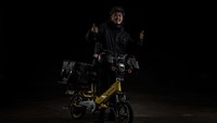 Russell mengatakan bahwa ia telah melakukan pekerjaan ini selama enam bulan tetapi menurutnya dua bulan terakhir adalah yang paling sibuk.