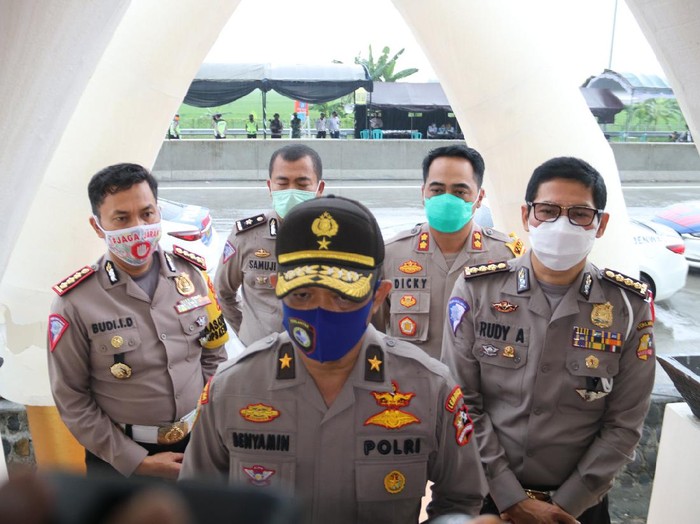 Tim Korlantas Polri meninjau check point di exit Tol Ngawi. Kabagops Korlantas Brigjen Benyamin mengatakan, ada 932 kendaraan yang gagal kembali ke perantauan dengan dipaksa putar balik di Ngawi.