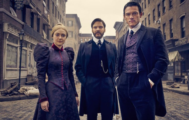Saat fitting baju dengan korset untuk serial The Alienist, Dakota Fanning pingsang karena harus memakai korset ketat berjam-jam. Kala itu tubuhnya memang sedikit bengkak dan dia merasa lelah karena jet-lag. Berjam-jam lamanya aku fitting dan harus mencoba banyak baju, berdiri saja. Aku pingsang di hari pertama fitting, katanya kepada majalah W. Foto: Istimewa