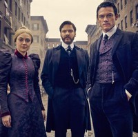 Saat fitting baju dengan korset untuk serial The Alienist, Dakota Fanning pingsang karena harus memakai korset ketat berjam-jam. Kala itu tubuhnya memang sedikit bengkak dan dia merasa lelah karena jet-lag. Berjam-jam lamanya aku fitting dan harus mencoba banyak baju, berdiri saja. Aku pingsang di hari pertama fitting, katanya kepada majalah W. Foto: Istimewa