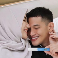 Citra Kirana yang menikah di Bandung, 1 Desember 2019 dengan Rezky Aditya juga menjalani kehamilan di tengah pandemi Corona. Citra pertama kali mengumumkan kabar kehamilannya di Instagram. Alhamdulillah...bahagia luar biasa Allah beri kado terindah untuk aku dan juga masky! Terimakasih untuk semua doa-doa nya, aku bersyukurr bangett dapat amanah ini. Bismillah aku akan jaga amanah ini baik-baik.. Aku ga bisa berkata2 banyak lagii... sehat2 yaaa baby loveee kuu♥️, unggah Citra (28/2/2020). Foto: instagram @citrakirana