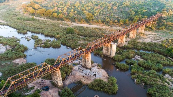 Hotel ini akan dibangun di atas jembatan kereta Salati yang membentang di atas Sungai Sabie. Dulu, jalur kereta ini membawa wisatawan pertama masuk ke Taman Nasional Kruger era tahun 1920-an. Hotel ini akan dibangun di atas jembatan kereta Salati yang membentang di atas Sungai Sabie. Dulu, jalur kereta ini membawa wisatawan pertama masuk ke Taman Nasional Kruger era tahun 1920-an.