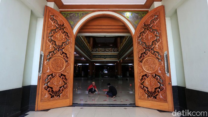 Pengurus membuat shaf sholat berjarak di Masjid Raya Agung Al Barkah, Kota Bekasi, Jawa Barat, Kamis (20/5/2020). Pemerintah Kota Bekasi mengizinkan masjid yang berada di kelurahan zona hijau untuk menggelar sholat Jumat berjamaah dengan protokol kesehatan. Antar jamaah dibuat berjarak 120 cm.