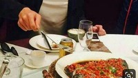 Tak hanya tampan, Ji Chang Wook juga punya tubuh proporsional dan maskulin. Selain itu ia juga hobi makan. Lihat nih momennya saat menyantap hidangan ikan berikut ini. Foto: Istimewa