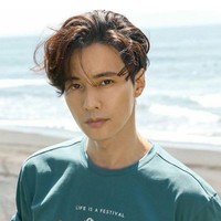 OLZEN, brand pakaian casual asal Korea Selatan, merilis foto kampanye mereka untuk koleksi terbaru. Aktor Won Bin pun didapuk menjadi modelnya. Foto: Dok. OLZEN