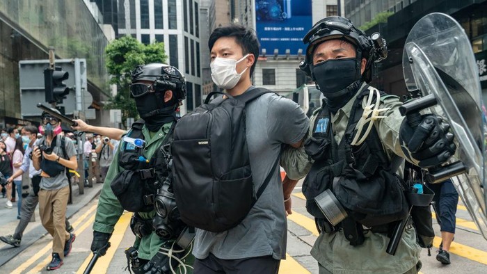 Polisi Hong Kong Amankan Ratusan Pendemo RUU Lagu Kebangsaan China Polisi Hong Kong menangkap sekitar 300 orang yang menggelar unjuk rasa menolak RUU lagu kebangsaan China.
