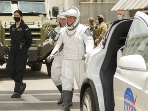 Elon Musk Buat Baju Astronaut NASA SpaceX, Gandeng Desainer Kostum Avengers