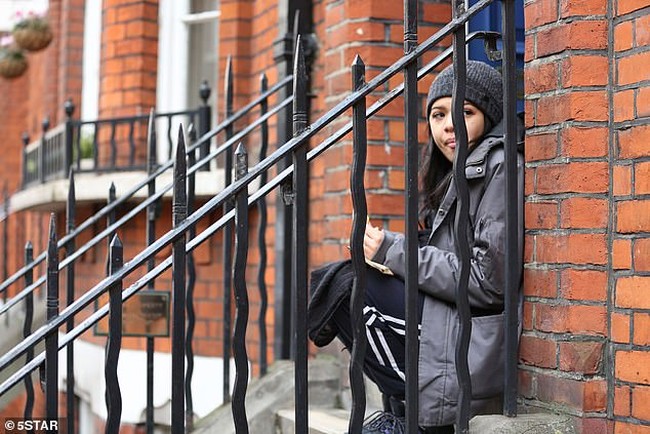 Lewat sebuah reality show berjudul Rich Kids Go Homeless, wanita asal London, Inggris itu mengatakan bahwa tunawisma adalah orang-orang yang terlalu nyaman. Aku berpikir bahwa tunawisma terlalu terbiasa menjadi tunawisma, dan itulah sebabnya mereka seperti itu. Terlalu nyaman mungkin, komentar Kaya.  Foto: Instagram, 5Star