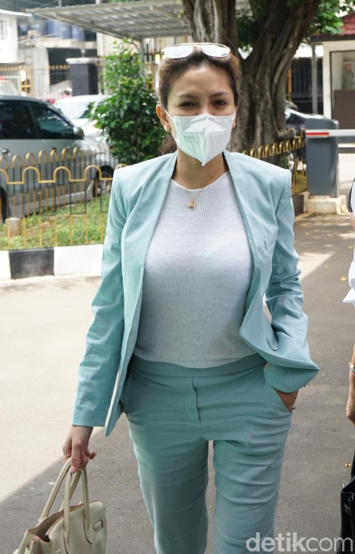 Nikita Mirzani Nikita Mirzani saat ditemui di Pengadilan Negeri Jakarta Selatan.
