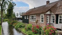 Berada di sisi Timur Belanda, tiap rumah di Giethoorn memang dihubungkan oleh kanal air. Banyak yang tak bisa diakses dengan jalur darat. Oleh sebab itu, tukang pos pun mengantar surat lewat perahu (Giethoorn Tourism)