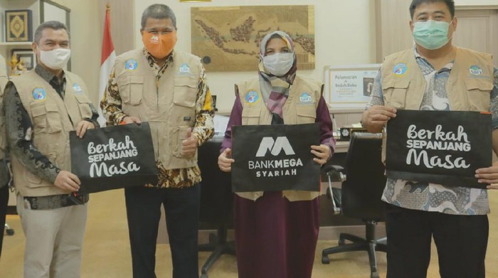 Bank Mega Syariah bekerjasama dengan Gugus Tugas COVID-19 UIN Syarif Hidayatullah Jakarta membantu mahasiswa dan warga sekitar kampus yang terdampak COVID-19.
