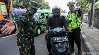 Akibatnya lalu lintas sedikit tersendat.