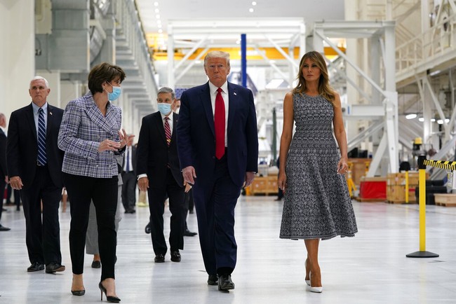Kedatangan Presiden AS Donald Trump dan Melania Trump turut menandai peluncuran Crew Dragon. Tanpa masker, keduanya diajak keliling di fasilitas NASA untuk melihat persiapan misi tersebut. (Foto: AP/Evan Vucci)