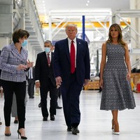 Kedatangan Presiden AS Donald Trump dan Melania Trump turut menandai peluncuran Crew Dragon. Tanpa masker, keduanya diajak keliling di fasilitas NASA untuk melihat persiapan misi tersebut. (Foto: AP/Evan Vucci)
