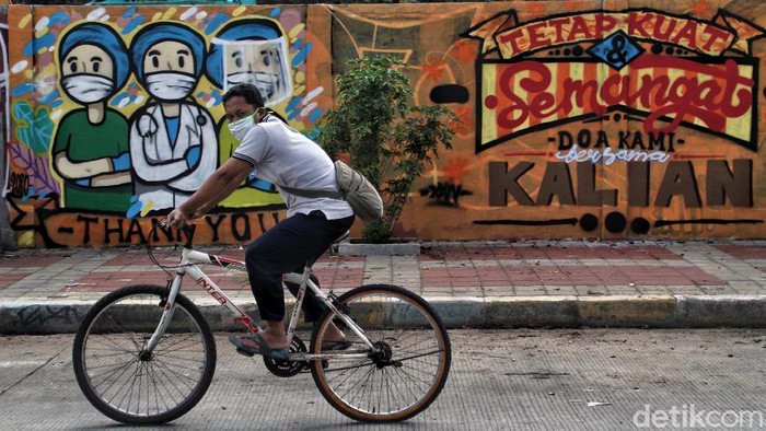 Warga membuat mural bertema tim medis di salah satu tembok di Jalan Sunter Jaya I, Tanjung Priok, Jakarta. Mural ini sebagai bentuk dukungan kepada tim medis COVID-19.