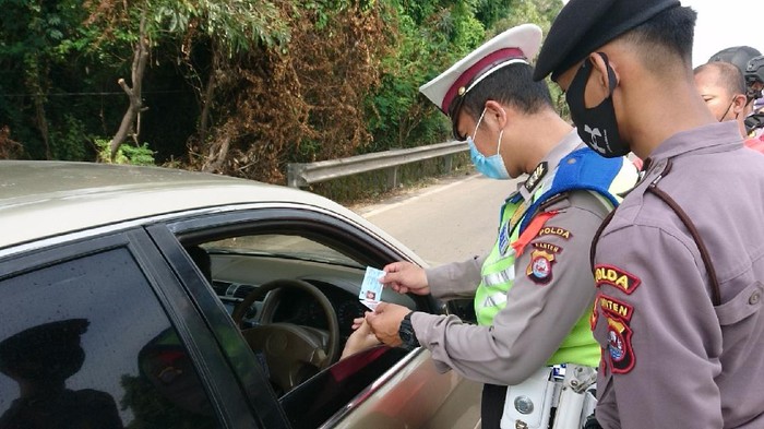 Personel Polda Banten melakukan pengecekan. (M Iqbal/detikcom)