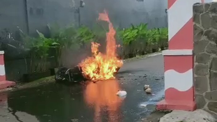 sepeda motor terbakar