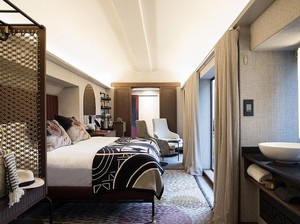 Hotel Keren dari Gerbong Kereta di Afrika, Lokasinya di Atas Jembatan