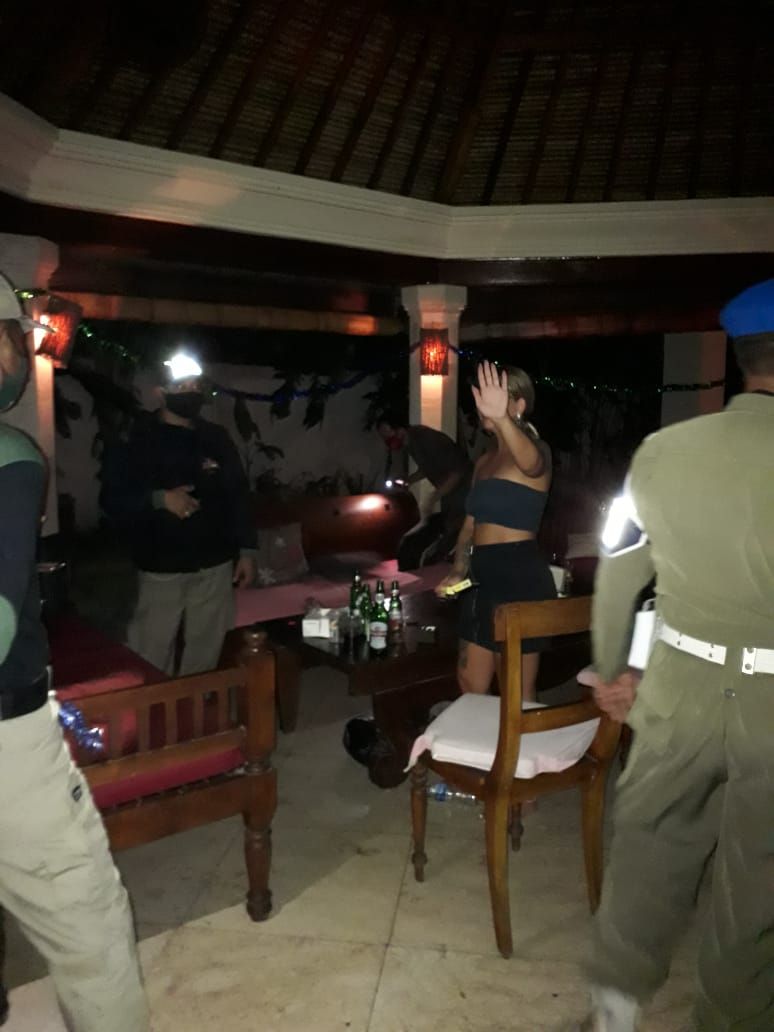 Satpol PP membubarkan private party yang digelar oleh warga asing di Bali. (Foto:Istimewa)