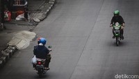Tampak seorang pemotor nekat melawan arah di kawasan Tanjung Barat, Jakarta.