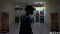 Hanya beberapa loket bus yang buka.