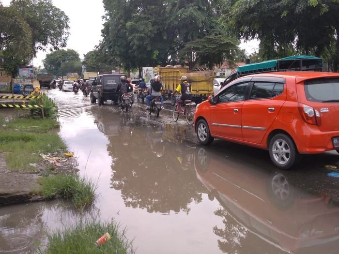 Jalan lintas Medan- Binjai rusak parah (Datuk Haris-detikcom)