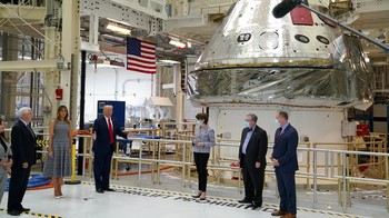 Presiden AS Donald Trump bersama first lady Melania Trump, Wakil Presiden Mike Pence dan istri Karen Pence, melakukan tur fasilitas NASA sebelum menyaksikan peluncuran SpaceX Demonstration Mission 2 Launch dari Kennedy Space Center, Cape Canaveral, Florida, AS, Rabu 27 Mei 2020. Foto: AP/Evan Vucci