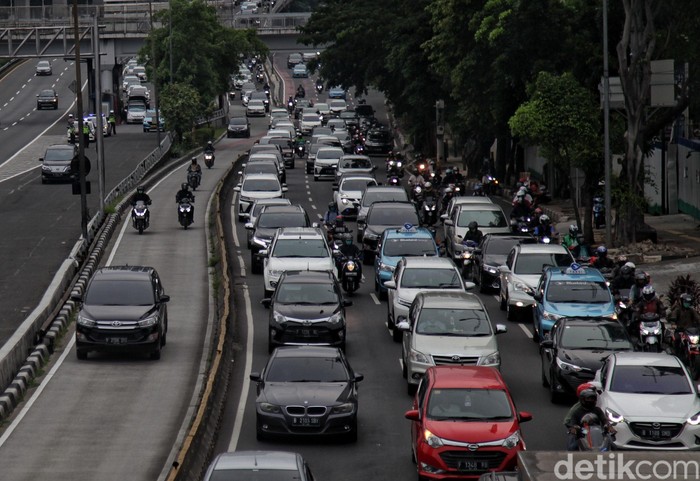 DKI Jakarta beberapa kali disinggung pemerintah sebagai provinsi yang paling memenuhi syarat untuk menerapkan tatanan kehidupan normal baru atau new normal.