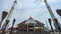 Masjid Daan Mogot atau Masjid Raya KH Hasyim Asyari yang berada di Semanan, Kalideres, Jakarta Barat memiliki arsitektur khas Betawi. Masjid yang berdiri megah ini memiliki daya tampung 12.500 jamaah.