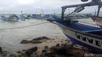 Mayoritas nelayan memilih bertahan, aktivitas mereka menganyam jaring yang rusak, mengecat dan memperbaiki perahu hingga melihat situasi laut setiap harinya sambil berharap kondisi gelombang kembali bersahabat.