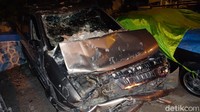 Terlihat bagian depan mobil mengalami kerusakan yang parah.