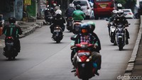 Aksi nekat dan berbahaya tersebut kerap dilakukan para pemotor demi terhindar dari kemacetan serta mempercepat waktu tempuh.