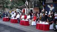 Pembongkaran dilakukan secara simbolis oleh Bupati Gianyar I Made Mahayastra, Kamis (28/5). Selanjutnya pembongkaran bangunan pasar akan dilakukan oleh pemenang lelang pembongkaran. Bupati Mahayastra meninjau lokasi dengan tetap mematuhi protokol COVID-19 dengan menjaga jarak dan menggunakan masker. dok. Humas Gianyar