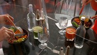 Berbagai inovasi pun dilakukan oleh sejumlah pengusaha restoran agar dapat bertahan dan tetap beroperasi di tengah pandemi namun tetap memperhatikan protokol kesehatan pencegahan penyebaran COVID-19. AP Photo/Thibault Camus.