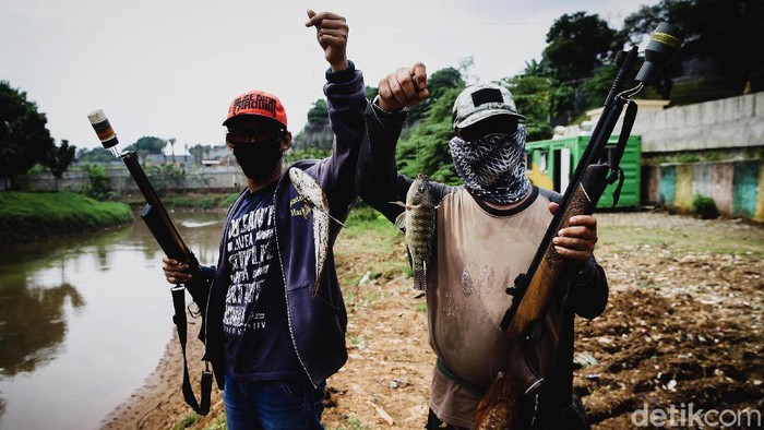 Gaya Baru Memancing dengan Senapan Angin Warga di kawasan Ibu Kota punya cara unik nan inovatif saat memancing ikan. Mereka memodifikasi senapan angin agar dapat digunakan untuk memancing.