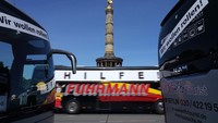 Mereka melaju dan membunyikan klakson di pusat kota.