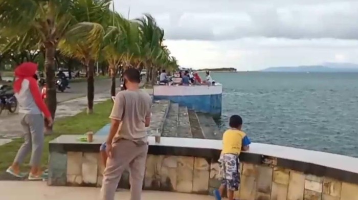 Warga berekreasi di by pass Raha. (Kamis (28/5/2020).