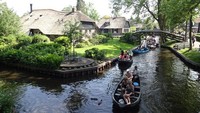 Diketahui, kanal yang ada di Giethoorn membentang hingga 90 km. Perjalanan naik kano dan perahu motor pun juga menjadi atraksi wisata populer di desa ini (Giethoorn Tourism)