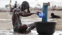 Seorang pria menyiramkan air ke tubuhnya di tengah gelombang panas yang sedang melanda kawasan India, Rabu (27/5/2020) waktu setempat. AP Photo/Rajesh Kumar Singh.
