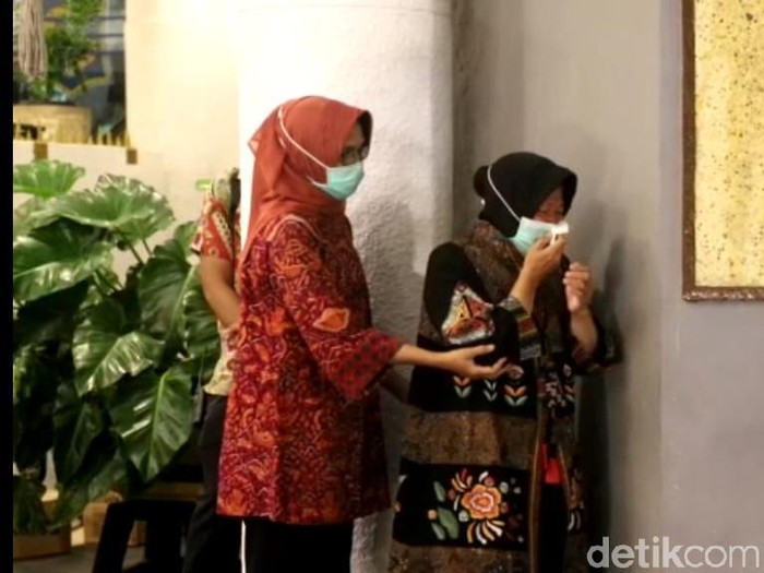 Pemkab Surabaya menerima bantuan alat kesehatan (alkes), APD hingga mobil PCR dari Badan Intelijen Negara (BIN). Wali Kota Surabaya Tri Rismaharini tak kuasa menahan haru usai truk ekspedisi berisi alkes dibuka di Balai Kota Surabaya.