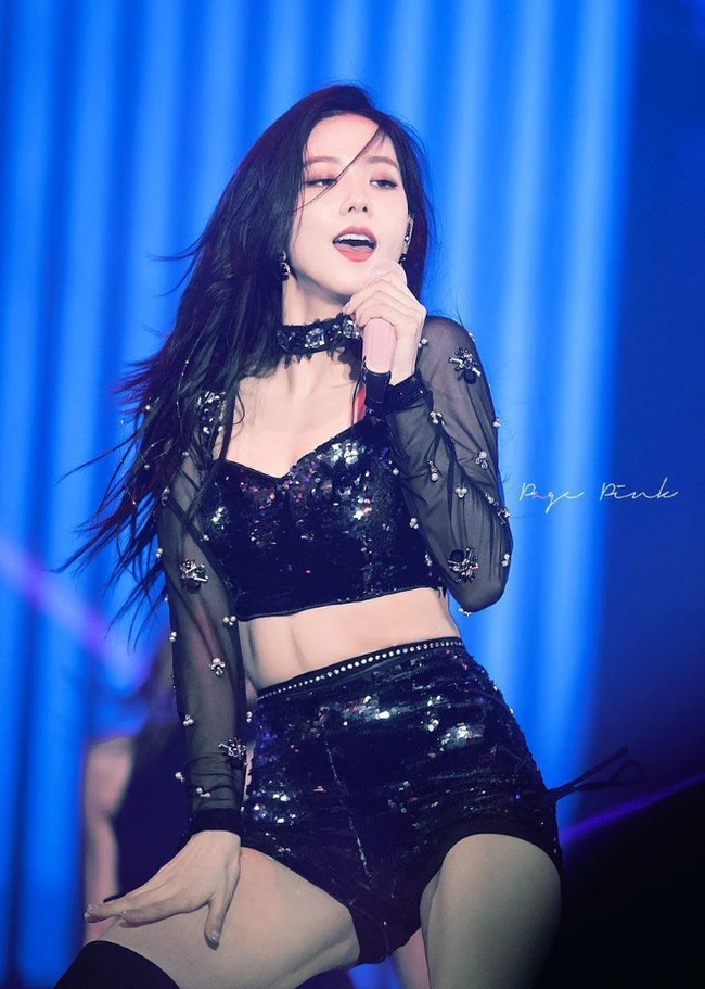 Salah satu personel Blackpink yang sering jadi perbincangan ketika pakai crop top adalah Jisoo. Lihat penampilan cantiknya ketika mengenakan kostum serba hitam berikut. Foto: dok.Fansite