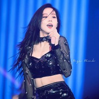 Salah satu personel Blackpink yang sering jadi perbincangan ketika pakai crop top adalah Jisoo. Lihat penampilan cantiknya ketika mengenakan kostum serba hitam berikut. Foto: dok.Fansite
