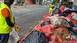 Tumpukan Sampah Bikin Bau di Flyover Ciputat