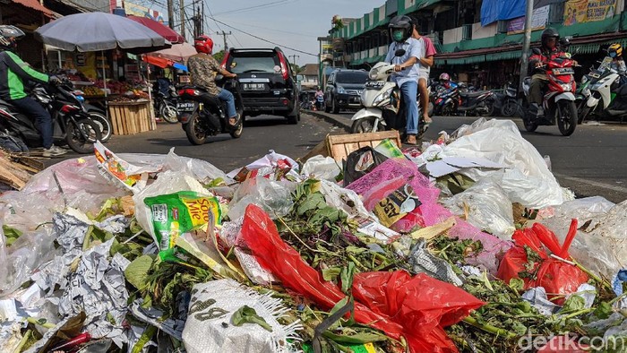 Masa PSBB, Sampah Rumah Tangga di Tangsel Naik 10 Persen Masa PSBB, sampah di Kota Tangerang Selatan meningkat antara 5 hingga 10 persen. Peningkatan hanya terjadi pada sampah rumah tangga.