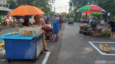 Keren! Pasar Pegirian di Surabaya Terapkan Physical Distancing